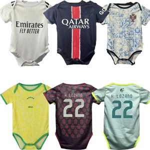 24 25 Real Madrids Kit Kit Soccer Jersey 2024 2025 بدلة الأطفال من 6 إلى 18 شهرًا ، يضع الأطفال في المنزل بعيدًا عن قميص كرة القدم.