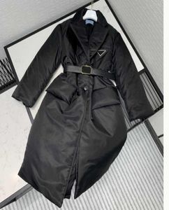 Women Designer Long Parkas Coat med hårdvara inverterad triangel Kvinnor Vinter tjocka kappa Suitsblazers Style kommer med Belt Black C8157498