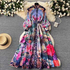 Ny modebanan Summerklänning Kvinnors ärmlös Stand Collar Floral Embroidery Elegant High midjextäckare Mini Vestidos 2024