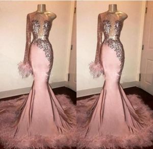 Paljetter långärmad sjöjungfru rosa aftonklänningar med fjädrar silver applikationer en axel afrikansk formell prom klänning vestidos de3618544
