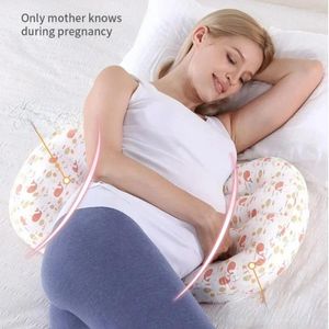 Po stronie poduszki śpiący wsparcie brzucha i talia urocze zwierzęce w ciąży kobiety
