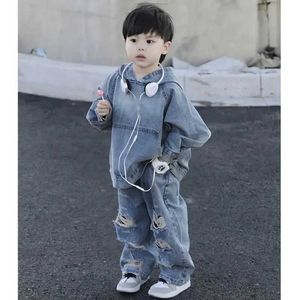 Conjuntos de roupas meninos Jeans de jeans de jeans de jeans definidos de rua Conjunto de duas peças Spring Spring Korean Vintage Hole Pants Childrens Hoodie Top Set Q240517