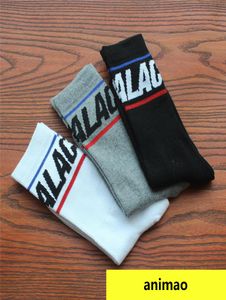 Styl Stripe Popular Socks List Mark Hiphop Sport podwójne skarpetki barowe para europejskich i amerykańskich bawełny Stocking2651244