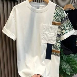 Mäns T-shirts Mens Summer New Round Neck Pullover Fashion och Elegant Casual T-shirt Tryckt fickpanel Supple Cortile Short Sleeve Tops J240515