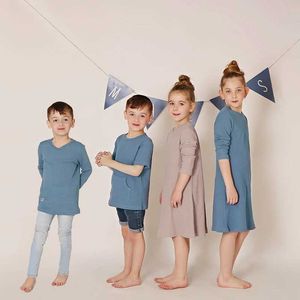 Set di abbigliamento set a maniche lunghe unisex con top in pizzo in tessuto in tessuto flessibile e confortevole per bambini e pantaloni abbigliamento per la famiglia per ragazzi e ragazze Q240517