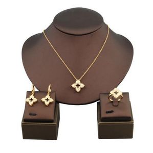 Czech Temperament Lucky Grass Jewelry Trzyczęściowy zestaw z wydrążonymi wyścigowymi kolczykami Naszyjnik Zestaw biżuterii