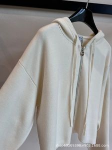 Lowe Designers Women's Jackets最高品質のラペルポロファッションチェストポケットスリムフィットホワイト刺繍プリントメタルバックルニット長袖カーディガンジャケット