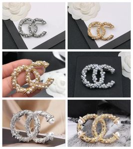 Pop Style Marka Mektubu Broş Tasarımcı Jewel Broşlar Kadınlar Cazibesi Moda Düğün Hediyesi Takı Accessorie Yüksek Kalite