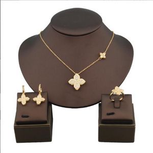 Bohemiskt temperament Lyckligt gräsmycken uppsättning av tre fulla diamantörhängen halsband ring små lyxdesigner smycken