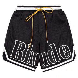 디자이너 반바지 Rhude Mens Capsule 여름 해변 바지 메쉬 재료 통기성 땀 느슨한 피트니스 농장 짧은 검은 색 105ess