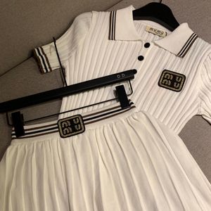 Conjunto de duas peças feminino designer de verão malhas de vestido de luxo define academy estilo dourado logotipo casual manga curta saias tops roupas designer pólo malha conjuntos