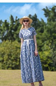 2024 여름 새로운 플러스 사이즈 여성 드레스 영국 스타일의 플로럴 프린트 크루 넥 지퍼 지퍼가있는 슬림 한 여성의 긴 드레스 SS4118
