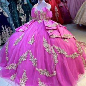 Rose Red Off the Shoulder Ball Gown Quinceanera Dresses Short Sleeve Gold Appliques Lace Tull Corset Vestidos De 15 Anos