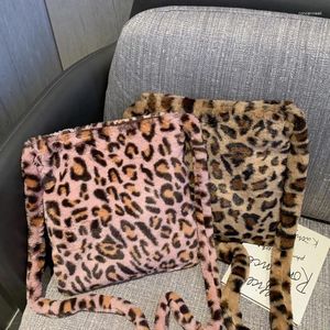 Bag drop handväska designer kvinnors plysch axelväskor mjuk päls hobo leopard tryck kvinnor kapacitet handväska säck