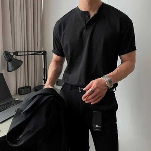 Mäns T-shirts Summer T-shirt Korean Luxury Clothing Mens Henry Collar Functional T-shirt Korean Button Solid Color Short Sleeved T-shirt 2024 Q240517