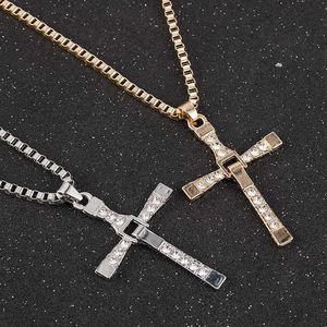 Pendant Necklaces Fast and Angry Movie Actor Dominic Torreto Rhinestone Cross Crystal Pendant Necklace for Mens Jewelry Fashion Jewelry J240516