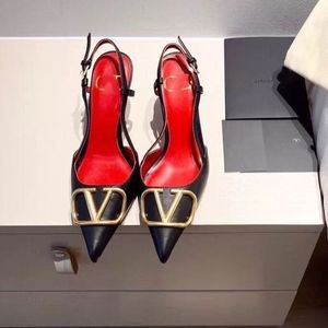 v-buckle heels 2024 새로운 프렌치 뾰족한 얇은 기질로 섹시한 섹시한 붉은 색 샌들을 가진 작은 수의 단어로 모든 것