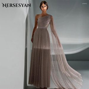 Festklänningar nersesyan glitter en axel prom klänningar långa ärmar tyll veck kväll elegant en linje draperad vestidos de fiesta