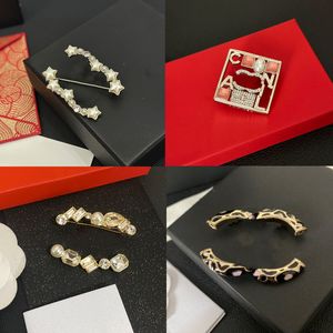 Tasarımcı Marka Luxurys Desinger Brooch Kadınlar Rhinestone İnci Mektubu Broşlar Takım Pin Moda Takı Dekorasyonu En Kalite Aksesuarları Hediyeler 4 Stil