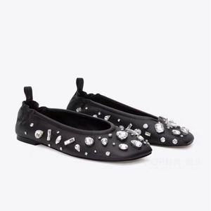 2024 Lady sheepskin pelle di pelle da donna tacchi piatti sandali comode scarpe comode balletto di punta rotonda di diamanti estate in Europa e americana in passerella Slip-on size 34-43