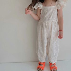 Jumpsuits 2622C Girls jumpsuit Summer Korean Girls Fashion Backless Lace Top Bow Integrated Clothing Breathable Lace Flower jumpsuit Y240520CZAC