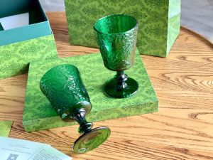 Alívio da floresta tropical do estilo francês do designer Retro Retro de vidro de perna alta, vidro de vinho tinto de pernas altas, caixa de presente de vidro verde, 2 peças