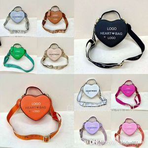 Womens Designer Bag 2024 Sommar Ny personlig modebrev Heart Shaped Bag Pendlar Fashion Crossbody Bag Batch