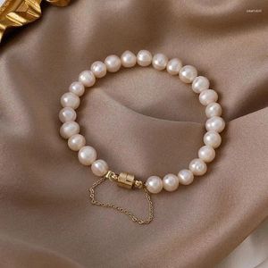 Strand Elegant Natural Freshwater Pearl Armband för kvinnors magnetiska knappar Kreativa design bröllop smycken tillbehör