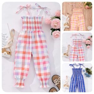 Jumpsuits 2024 Plaid jumpsuit childrens and girls tight fitting clothes 3 4 5 6 7 8 summer suspender fashion casual cute baby girl game clothes childrens clothinFEPO