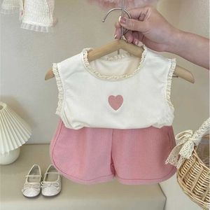 Kleidungsstücke Feste Farbspitzen-Weste T-Shirt und Shorts 2 Stücke Baby Mädchen Kleidung Anzüge Kinder lieben Shorts Kinder Kostüme Y240520Bnx8