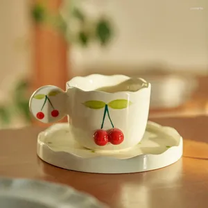 マグカップヨーロッパセラミックマグシンプルチェリーリリーフアフタヌーンティーカップとソーサーセットデスクトップ朝食ミルクカップ自宅の装飾