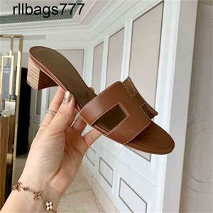 Fashion Slipper Oran Luxury Top Sllipper Designer Sandaler 2024 Kvinnor Organ Summer Wear Medium Heels Leater Travel Beac Heel 34FS