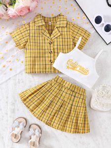Kläder sätter flickor sommar ny produkt England gul rutig tre -stycken uppsättning campus akademi stil skjorta+rem+veckad kjol set y240520ciq2