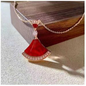 Buu halsband utsökt enkelt mode nya små kjol kvinnorsformade vita fritillaria röd chalcedony full diamant gör med original logotyplåda