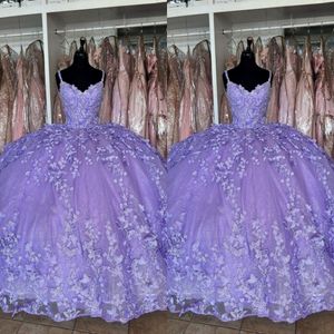 2023 فساتين Quinceanera الأرجواني الفراشة الزهور الزهور الدانتيل الدانتيل سباغيتي V- رقص الكرة