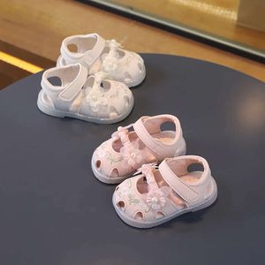 Baby First Walkers 2024 Sommar Nya flickor söta blomma prinsessor för fest bröllop ihåliga broderade sandaler 0-2 år gamla