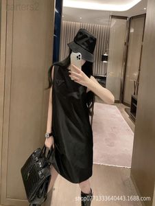 Casual Dresses Designer PA22SS Spring and Summer New Product Side Zipper Design Pearl Triangle Nylon kjol Söt ärmlös klänning 9860536