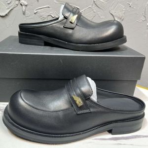 2024 Novos chinelos de bandeira masculina da moda, versátil casual, personalizado popular, grande e elegante, pequenos sapatos Muller Shoes Trend