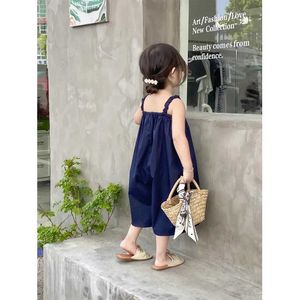 Jumpsuits 2023 Sommar Ny bekväm Jumpsuit Baby Girl Childrens Cotton Cover Warm Kylat byxor Bred benbyxor Y240520G1KA