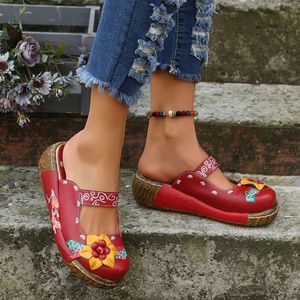 Дизайнерские туфли 2024 Летовые новые крутые тапочки этнический стиль цветочный стиль толстые женские сандалии