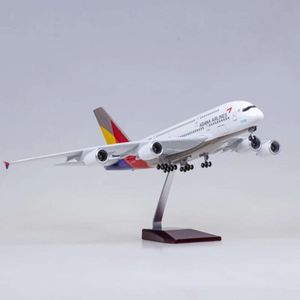 46 cm 1/160 Skala A380 Koreansk flygplan Asiana Airline Model W LED -ljus och landningsutrustning gjuten plasthartsflygplan leksak