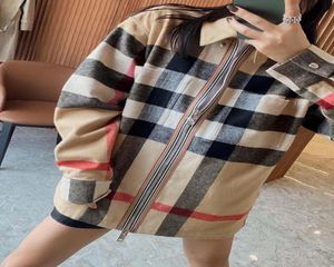 2022FW Designer Jackets Men039S Women039S Coat New Classic Striped Plaid Ladies Cardigan Coat samma stil för män och kvinnor 64827667