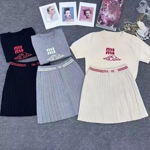 高級デザイナー女性用カジュアルスーツ2ピースセット女性ファッションTシャツとスカートニット刺繍文字秋の女性服