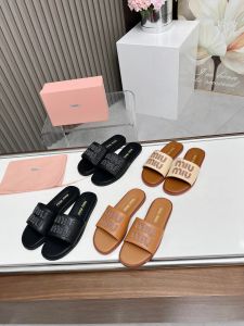 Sandálias femininas moda couro de luxo e apartamentos de borracha