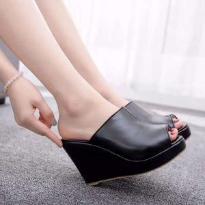 Летние новые тапочки Женщины Peep Toe Platform Welges Sandals Fashion High Heels Slides для женщин 77A