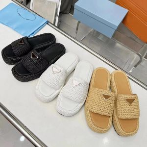 2024 Märkes tofflor Sandaler Lyxiga tofflor Inverterade plattforms tofflor Märke Kvinnors klassiska sandaler Non-Slip Women Platform Sandaler Black and White Beach Shoes