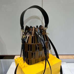 여성용 버킷 백 2F 브라운 가죽 미니 버킷 가방에는 검은 색 손으로 그린 ​​고정 된 P 301E에 드로 스트링과 금속이 장착되어 있습니다.
