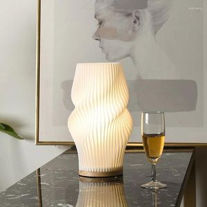 Lampy stołowe Pleat Wave PVC do sypialni Nordic LED Stojak Light Optora Lampa z litego drewnianego biurka