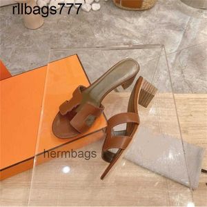 Fashion Slipper Oran Sandals Top 2024 Designer Oasis Kvinnliga damer Luxury Leather Flat Shoe Party Shoes Storlek 34-42 MBY8