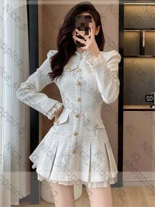디자이너 여름 드레스 고품질 럭셔리 수영복 기모노 프랑스 작은 흰지 향기로운 섹시한 드레스 허리 미니 주름 둔 로우 드 드레스를위한 멍청이 938